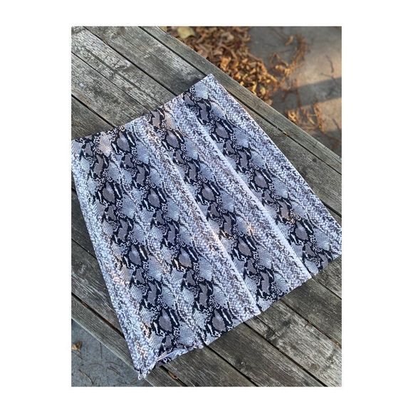 Snakeskin Print Mini Skirt Zip Hemline Stretch - Picture 5 of 10